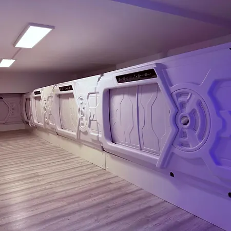 Capsule hotel Capslock - Durma Em Uma Capsula Futurista *
